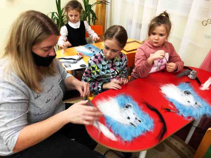 В СДК «Надежда» прошел мастер-класс по изготовлению картин из шерсти