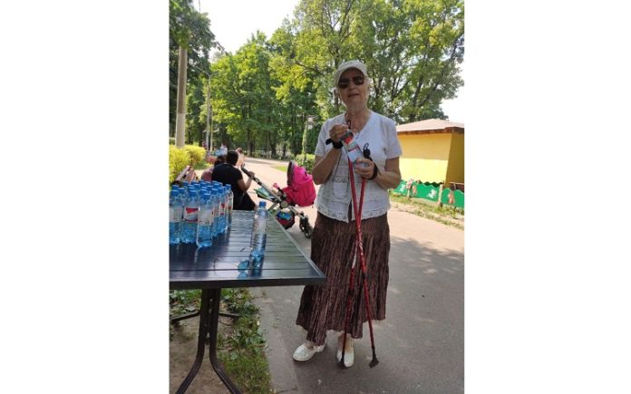 В парках Подольска раздают бутилированную воду