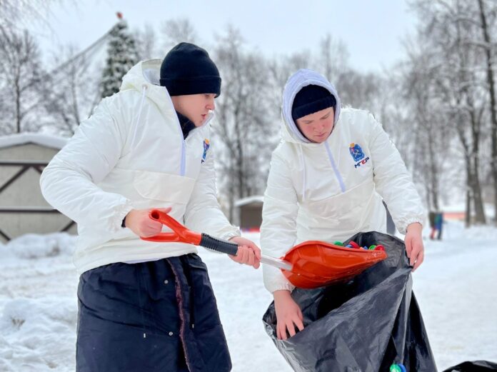 Молодогвардейцы Подольска сдали пластиковые крышечки на вторичную переработку