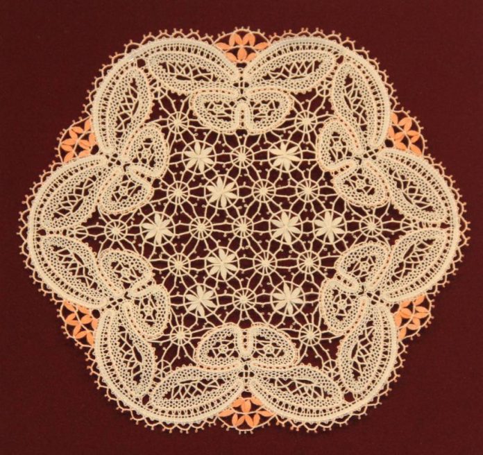 Жителей и гостей округа приглашают на занятия по плетению коклюшечного кружева