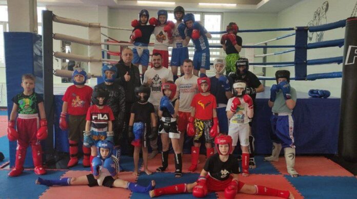 Чемпион мира по кикбоксингу Борис Шикунов провел открытую тренировку по кикбоксингу в школе единоборств...