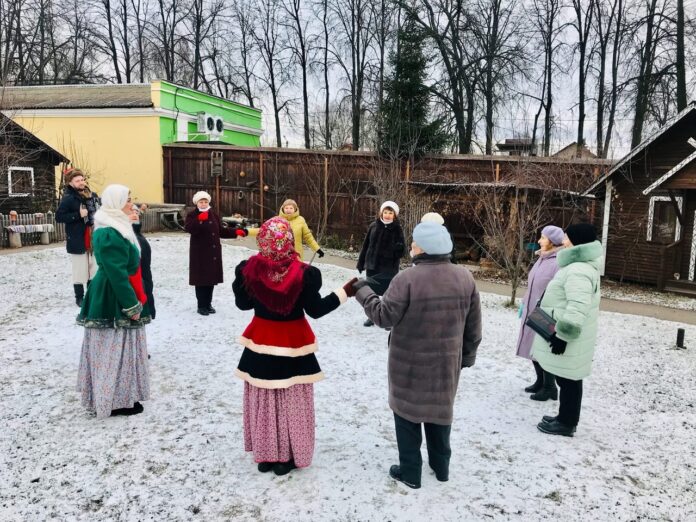Для участников проекта «Активное долголетие» прошла фольклорная программа «За околицей» в СДК «Романцево»
