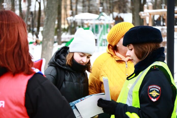 Сотрудники Госавтоинспекции провели акцию «Безопасный двор» в одном из парков городского округа.