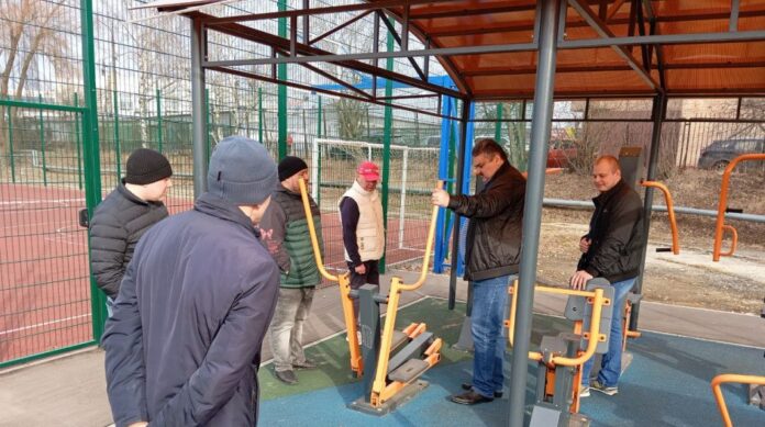 В Подольске партийцы проверили состояние тренажерной беседки