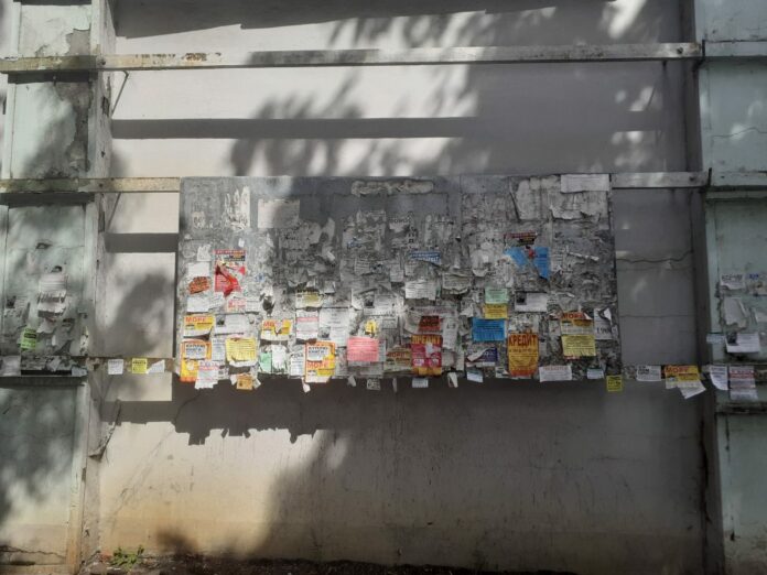 В Подольске устраняют последствия незаконной расклейки объявлений