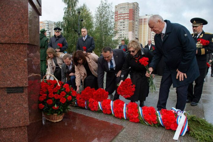 В день памяти Подольских курсантов возложили цветы к стеле «Населенный пункт воинской доблести» и...