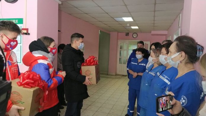 Волонтеры Московской области передали врачам Большого Подольска сертификаты от компании «Чистая линия»