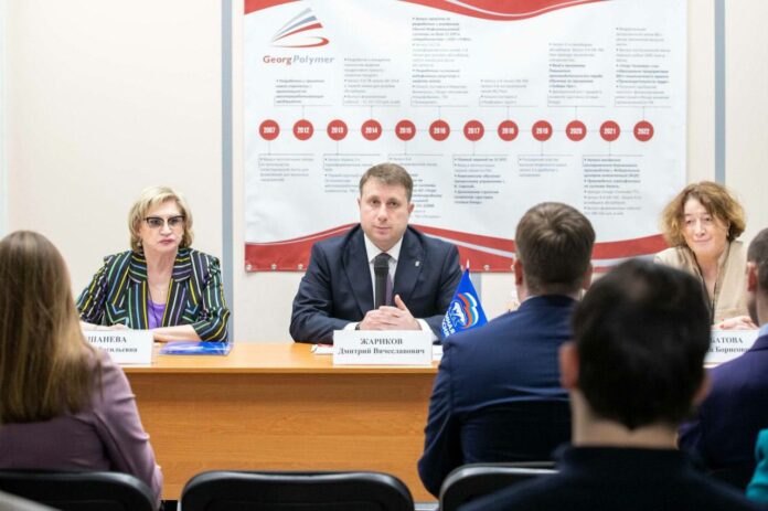 Секретарь местного отделения партии «Единая Россия» Дмитрий Жариков провёл встречу с коллективом АО «Георг...