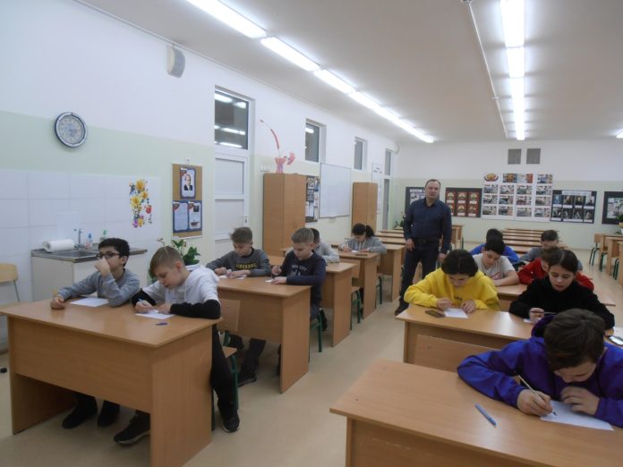 Занятие «Ориентирование на местности — важный навык для военного» прошло в Молодежном центре «Максимум»