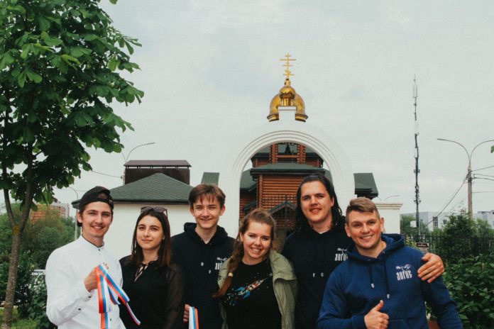 Активисты организации «Логос» приняли участие в акции «Российский триколор»