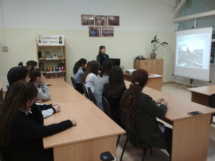 Информационный час провели сотрудники библиотеки № 8 для школьников округа