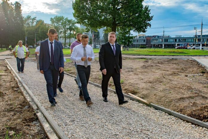 Ход благоустройства улицы Высотной проверил секретарь подольского отделения партии «Единая Россия» Дмитрий Жариков