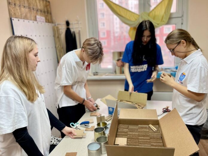 Подольские молодогвардейцы изготовили окопные свечи для военнослужащих.