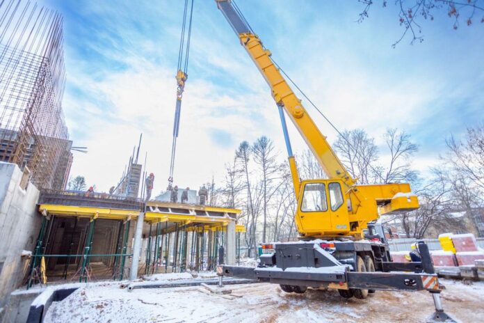 Глава городского округа Подольск проконтролировал ход строительных работ детского сада на улице Школьной