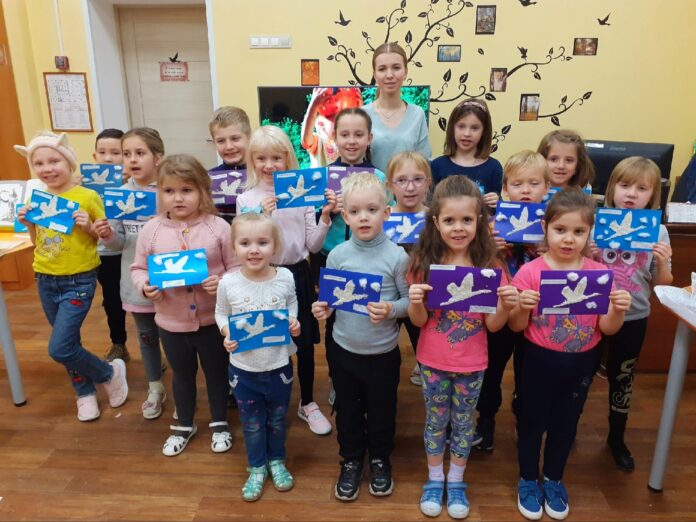 В Подольской библиотеке №11 дети сделали памятные открытки в честь Дня белых журавлей