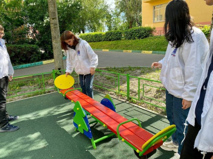 Волонтеры Подольска проверили детские игровые площадки