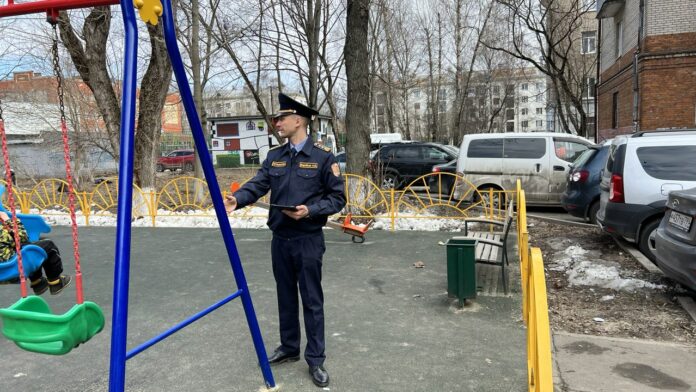 О важности своевременного ремонта детских площадок в Подольске напомнили сотрудники ГУСТ