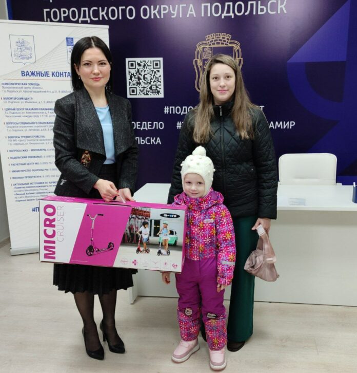 По инициативе центра социальной поддержки поздравили дочку участника СВО