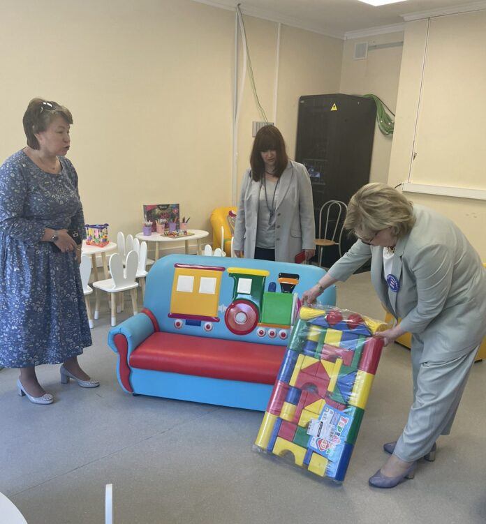Партийцы закупили мебель и игрушки для Доброй комнаты в больнице д. Бородино