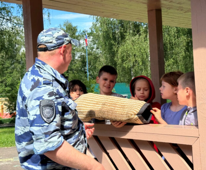 В Подольске полицейские приняли участие в акции «Здоровье — твое богатство» в детском оздоровительном...