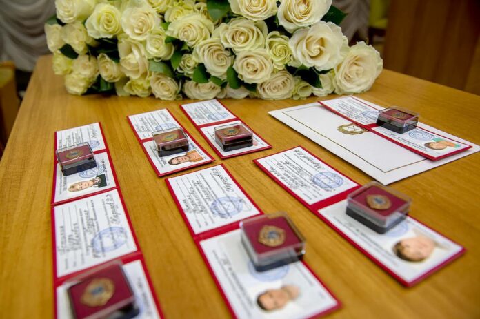 Секретарь местного отделения партии Дмитрий Жариков вручил девяти старостам сельских населенных пунктов удостоверения и...