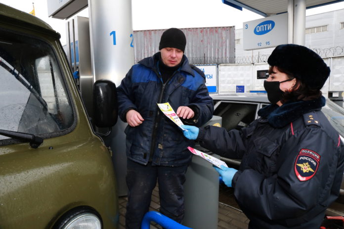 Сотрудники Госавтоинспекции Подольска провели разъяснительные беседы с водителями на АЗС в рамках регионального социального...