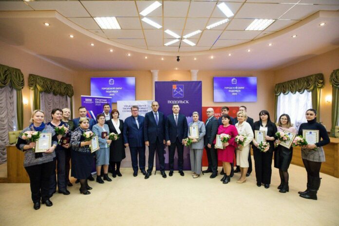 Секретарь подольского отделения партии «Единая Россия» Григорий Артамонов вручил награды медикам, работавшим в красной...