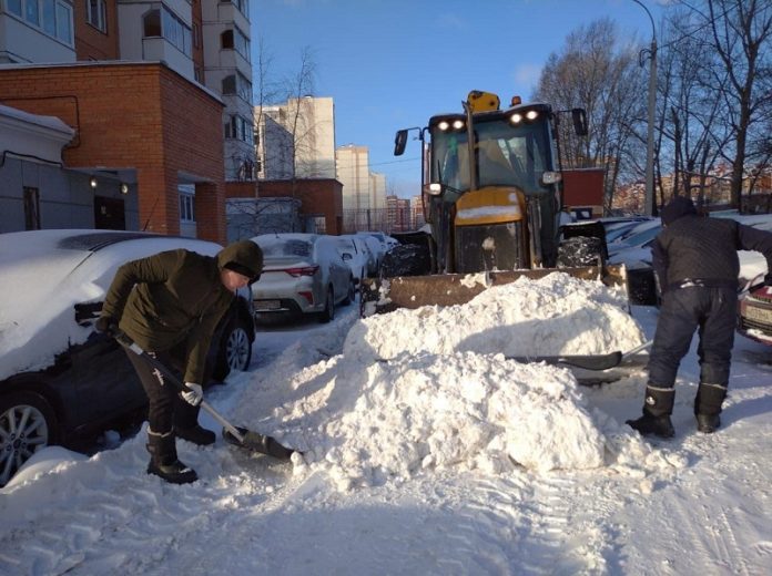 В течение суток и коммунальные и дорожные службы в усиленном режиме устраняли последствия снегопада