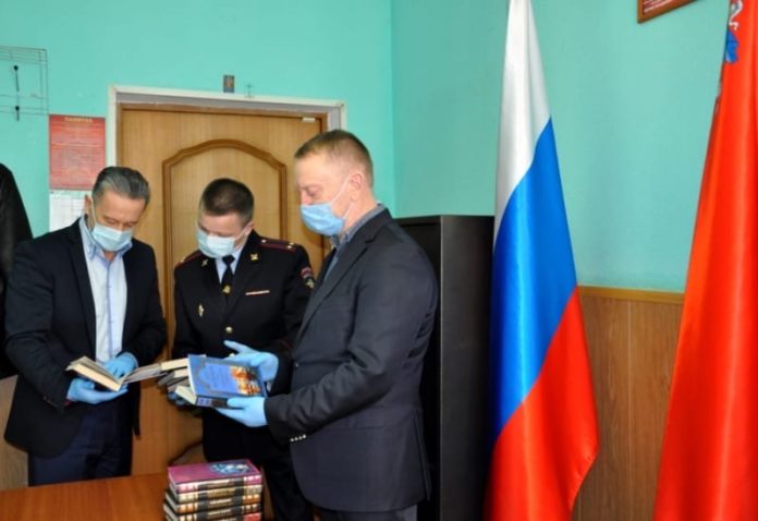 Общественники и полицейские УМВД России по Городскому округу Подольск присоединились к акции «Дарите книги...