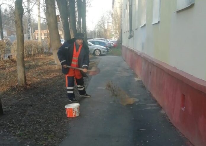 Обработку от гололедицы проводят на дворовых территориях в Городском округе Подольск