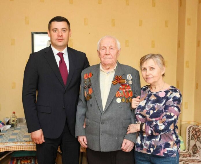 Григорий Артамонов поздравил с праздником участника Великой Отечественной войны