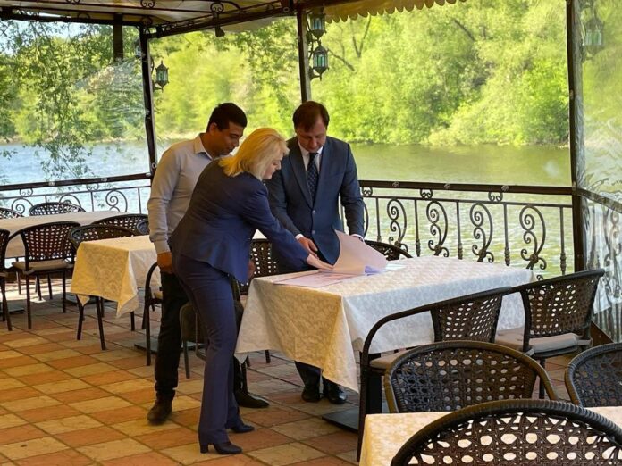 В муниципалитете проверили законность размещения летних кафе