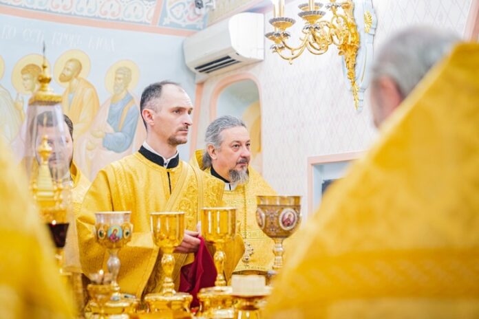 В Воскресенском храме г. Подольска прошло архиерейское богослужение