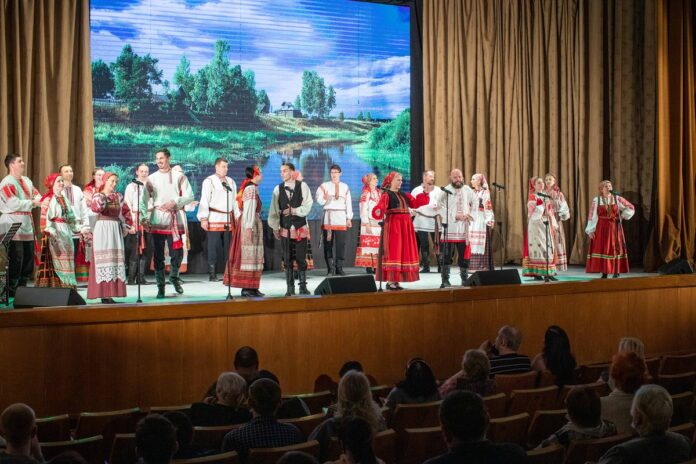 Фольклорный ансамбль «Ленок» посвятил своему 45-летию праздничный концерт