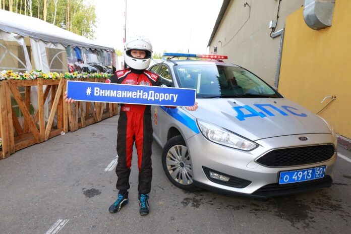 В Подольске сотрудники Госавтоинспекции организовали для воспитанников секции картинга профилактическое мероприятие «Внимание на дорогу!»