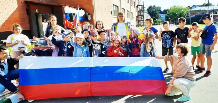 Состоялась познавательно-игровая программа «История триколора» в ДК «Надежда»