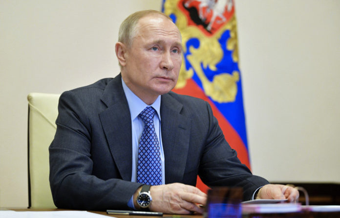 Выделить деньги на зарплату сотрудникам в апреле и мае распорядился Владимир Путин