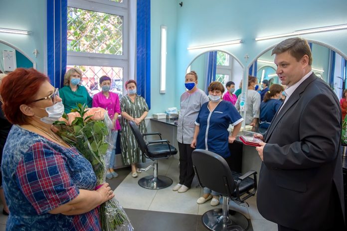 Муниципальную награду директору парикмахерской «Орфей» вручил глава округа
