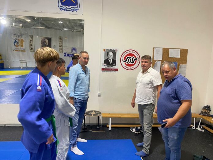 Член фракции «Единая Россия» горокруга Подольск осмотрели зал единоборств в МБУ ФСК «Заречье» к...