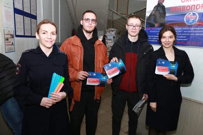 Автоинспекторы провели профилактические беседы с посетителями РЭО ОГИБДД