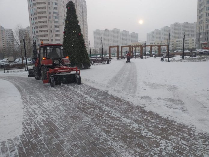 В округе ведутся работы по очистке дорог и дворов от снега