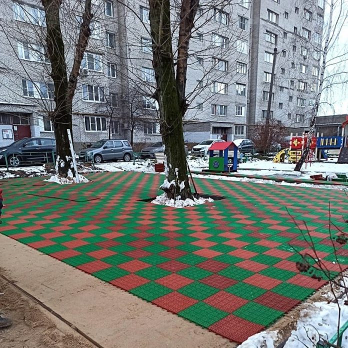 Депутаты контроллируют сроки сдачи детских площадок по программе инициативного бюджетирования