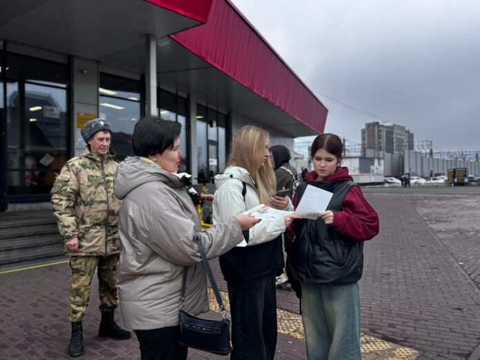 Листовки с правилами безопасности раздали пассажирам ж/д станции Подольск