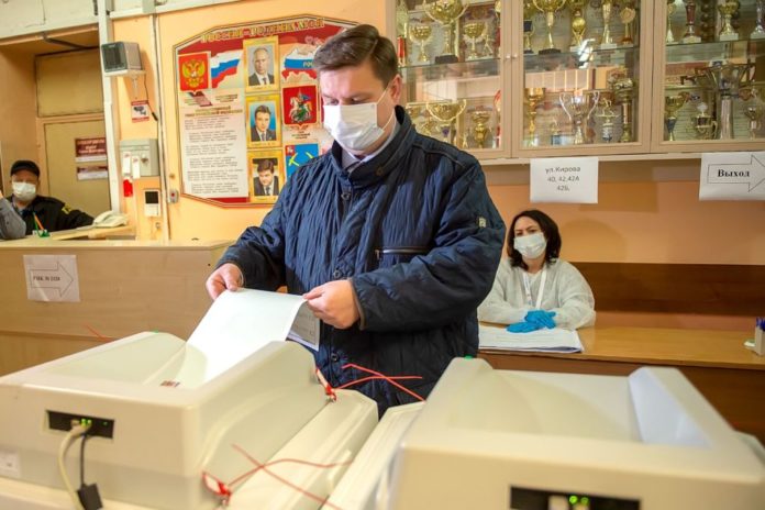 Глава Городского округа Подольск проголосовал на избирательном участке в школе №19