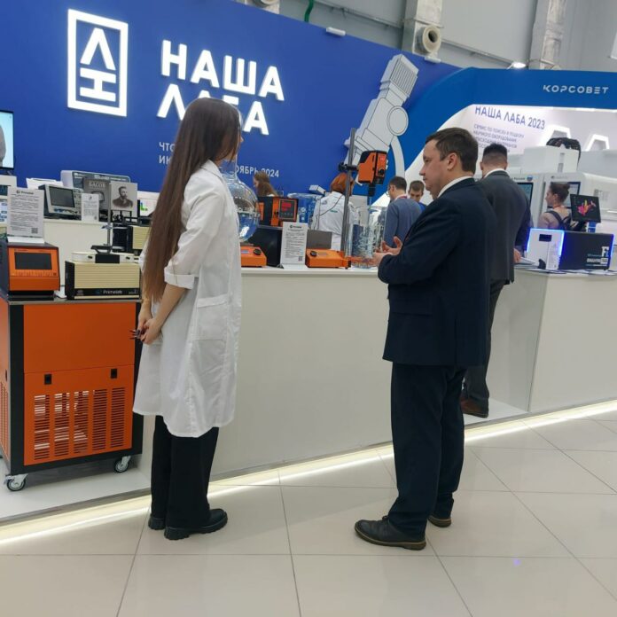 Депутат Совета депутатов посетил стенд и пообщался с учеными стартапа «Наша Лаба»