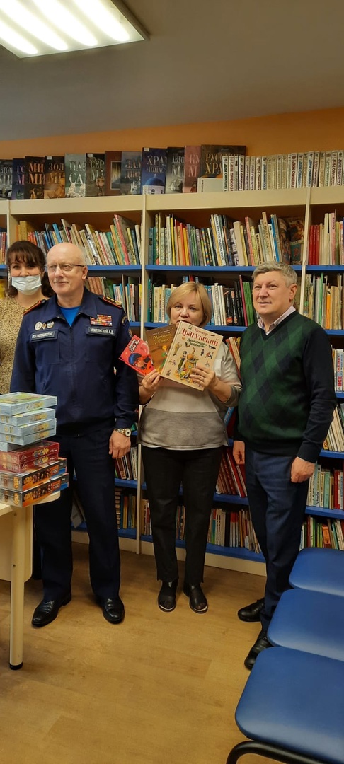 Сотрудники «Мособлпожспас» передали книги в дар библиотеке № 6 в мкр. Кузнечики