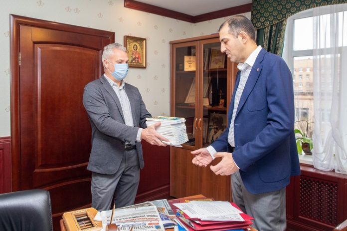 Участник Великой Отечественной войны передал медикам, работающим в «красной зоне», свои книги с анекдотами