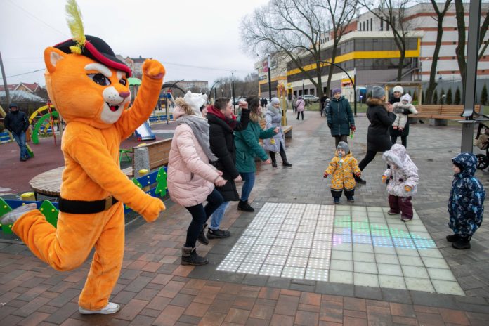 В округе на бульваре Юности проходят праздничные новогодние гулянья