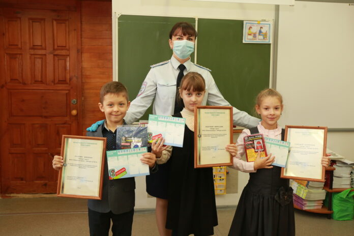 Сотрудники Госавтоинспекции Подольска поблагодарили учеников начальной школы-детского сада №58 за участие в конкурсе тематических...