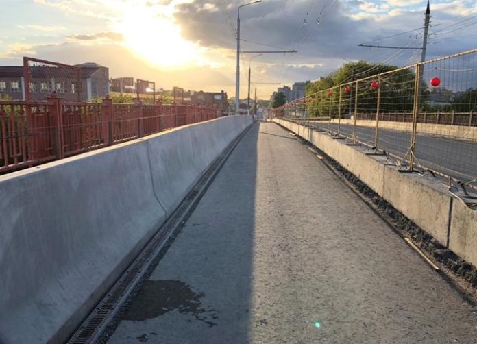 Продолжаются работы по ремонту путепровода над железной дорогой по улице Комсомольской в Подольске